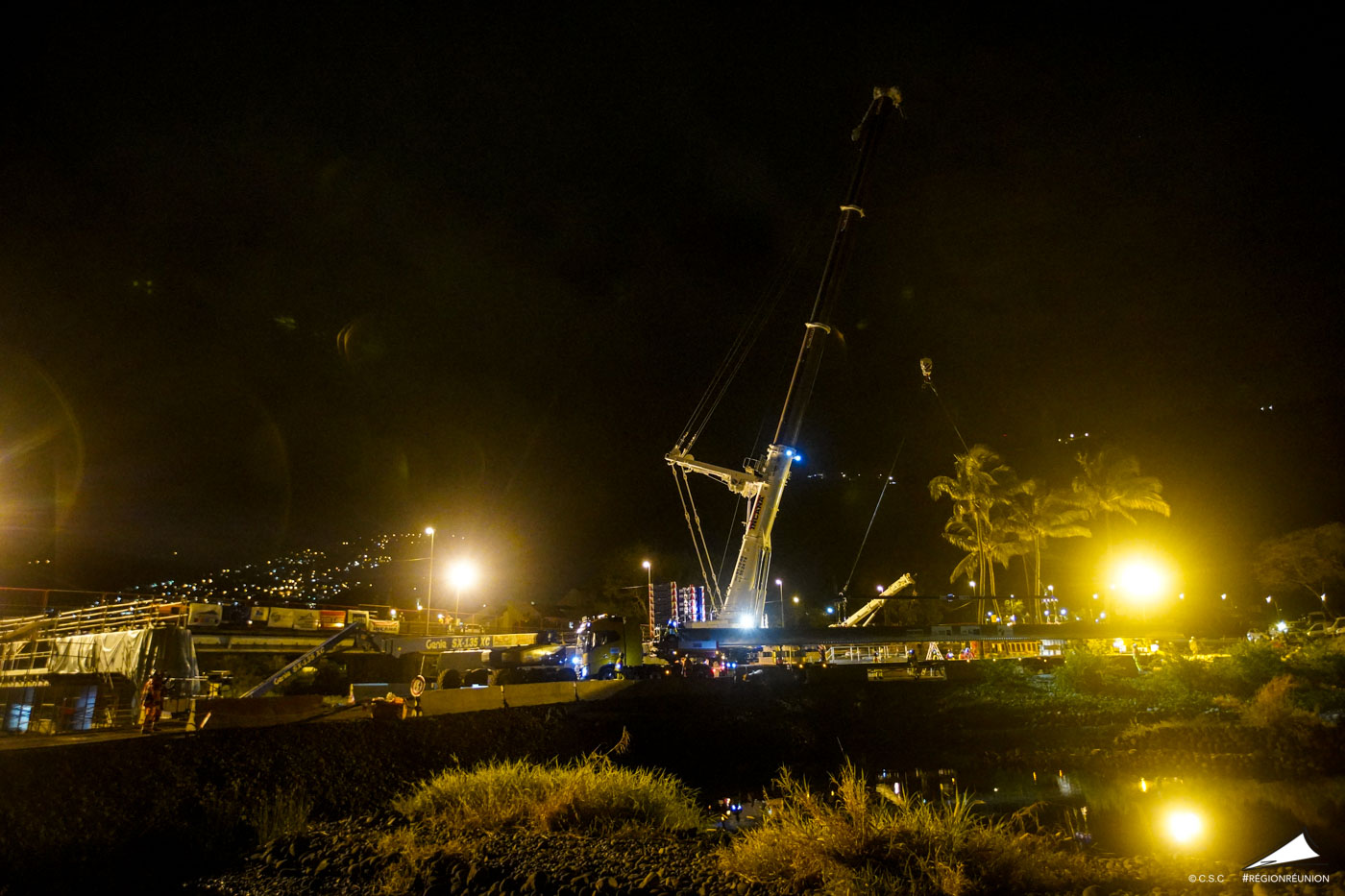 Pose de la 1ère poutrelle du chantier du Nouveau Pont de la Rivière Saint-Denis (NPRSD)