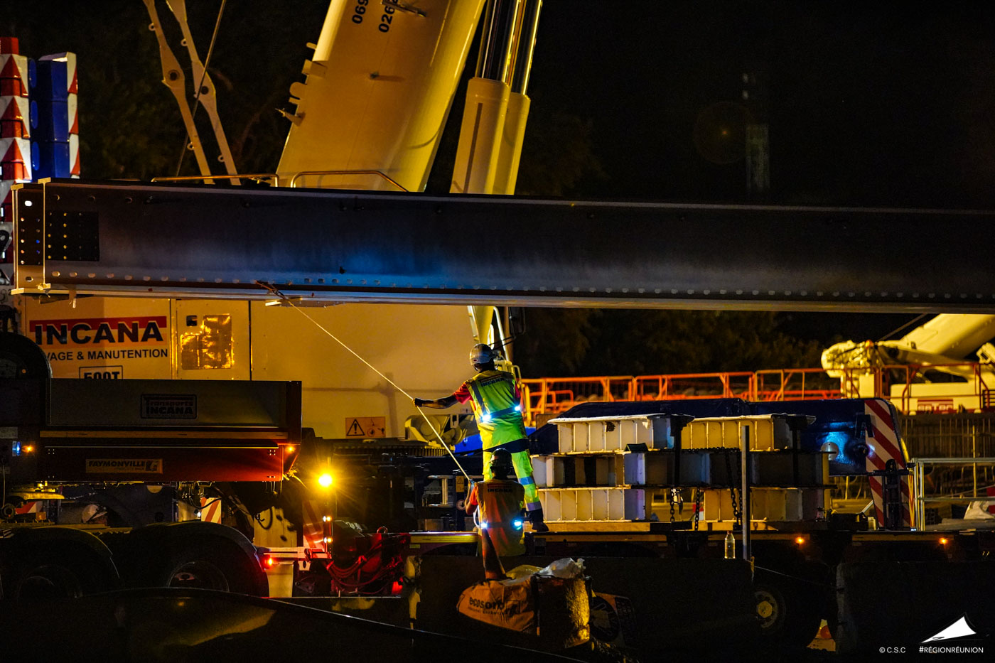 Pose de la 1ère poutrelle du chantier du Nouveau Pont de la Rivière Saint-Denis (NPRSD)