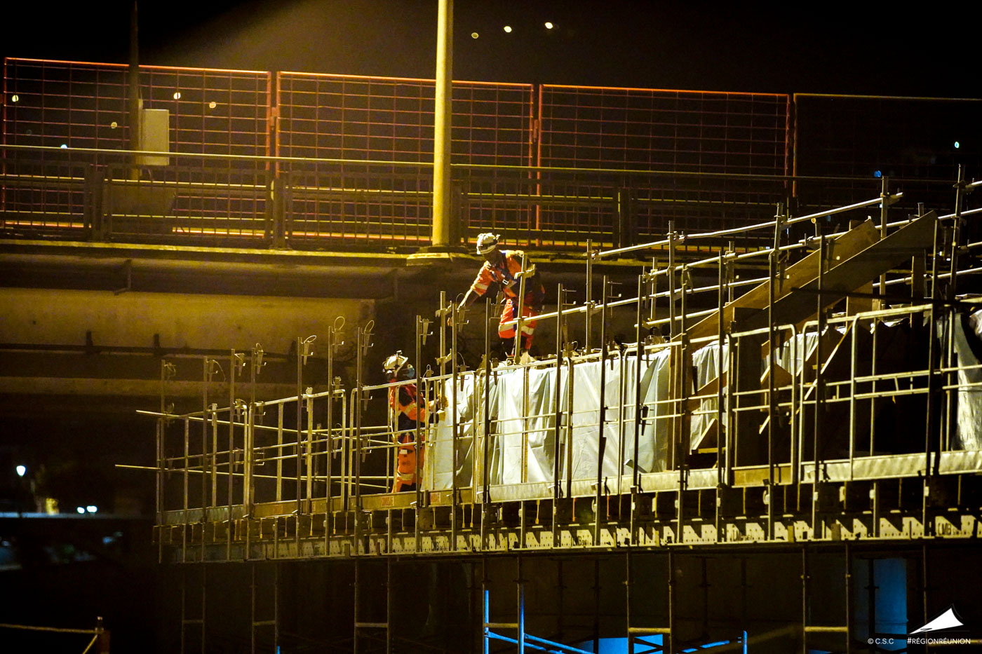 Pose de la 1ère poutrelle du chantier du Nouveau Pont de la Rivière Saint-Denis (NPRSD)