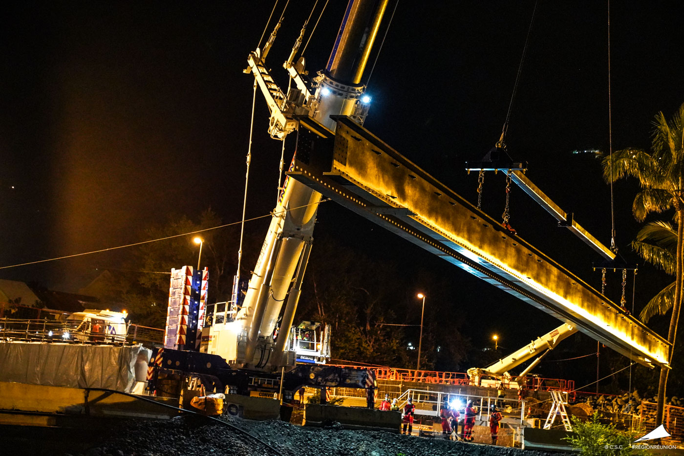 Pose de la 1ère poutrelle du chantier du Nouveau Pont de la Rivière Saint-Denis (NPRSD)