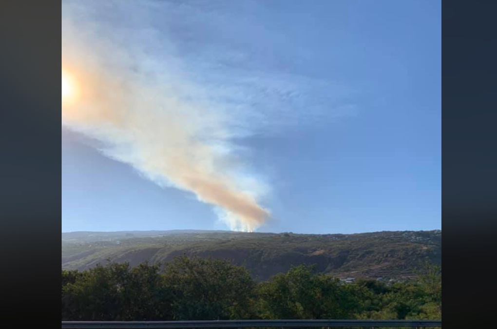 Photos - Incendie au Maïdo : Intervention des pompiers en cours