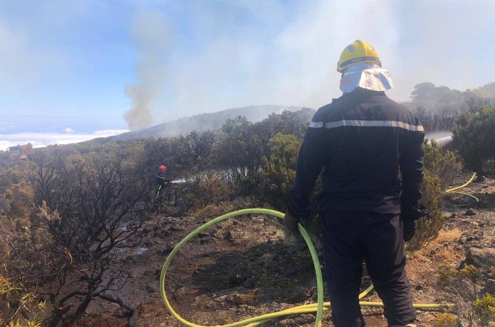 Photos et vidéo - Incendie au Maïdo : Un important dispositif des pompiers déployé 