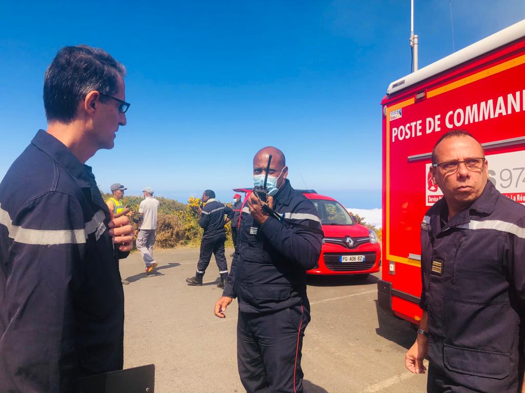 Photos et vidéo - Incendie au Maïdo : Un important dispositif des pompiers déployé 