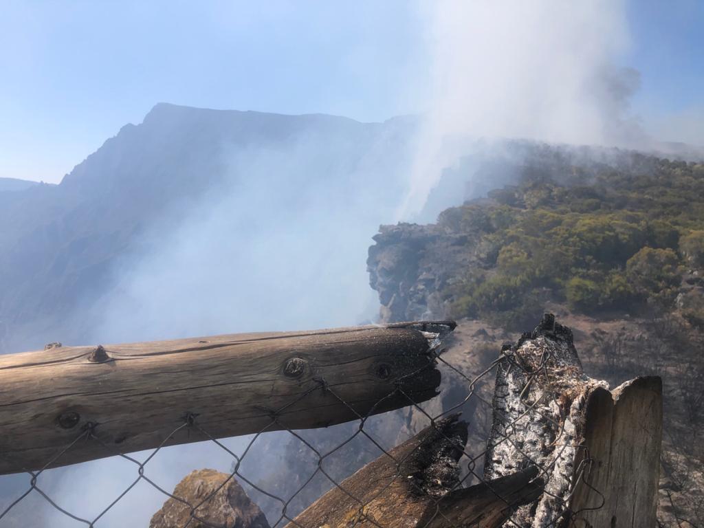 Photos et vidéo - Incendie au Maïdo : Un important dispositif des pompiers déployé 