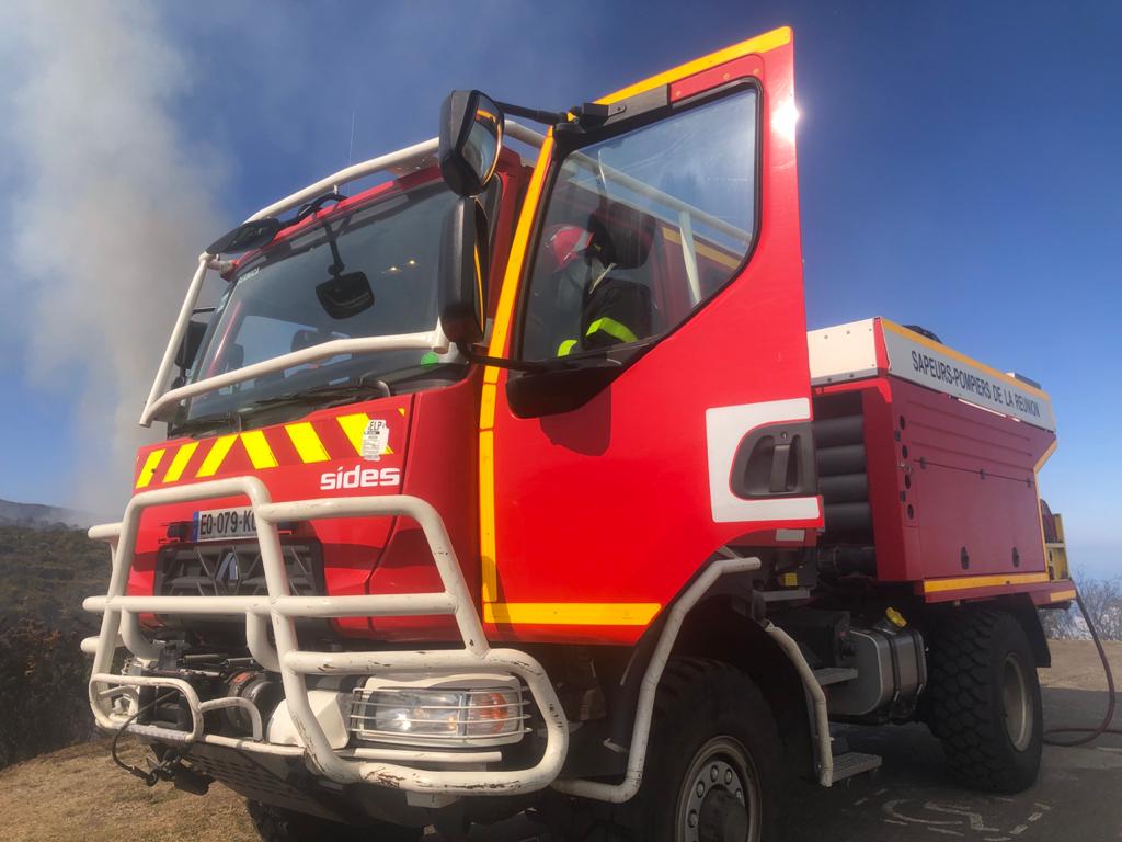 Photos et vidéo - Incendie au Maïdo : Un important dispositif des pompiers déployé 