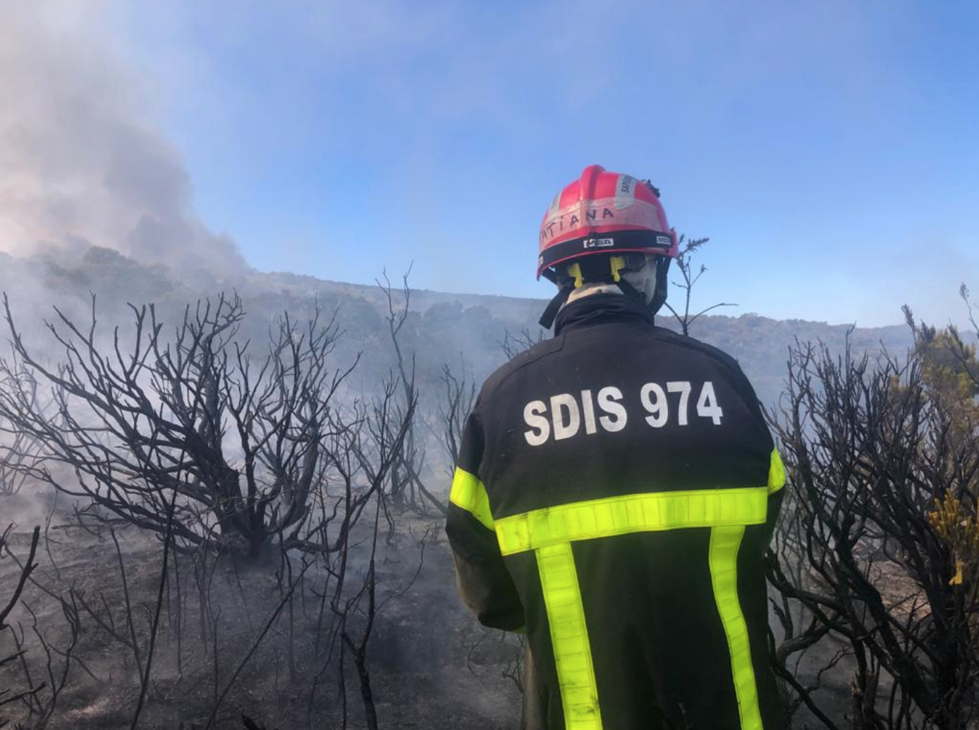 Photos et vidéo - Incendie au Maïdo : Un important dispositif des pompiers déployé 