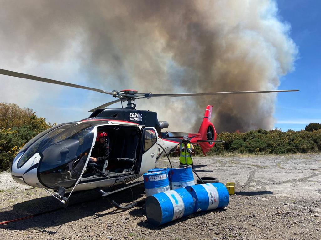 Les images saisissantes prises à bord des hélicoptères engagés sur l'incendie du Maïdo
