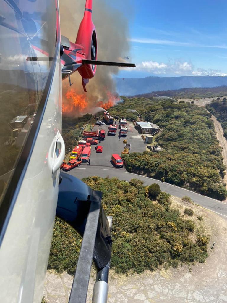 Les images saisissantes prises à bord des hélicoptères engagés sur l'incendie du Maïdo