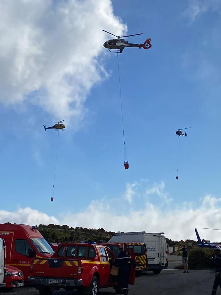 Les images saisissantes prises à bord des hélicoptères engagés sur l'incendie du Maïdo