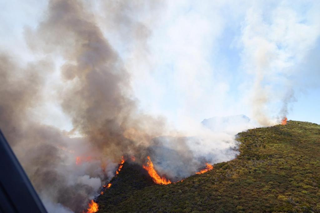 Les images saisissantes prises à bord des hélicoptères engagés sur l'incendie du Maïdo