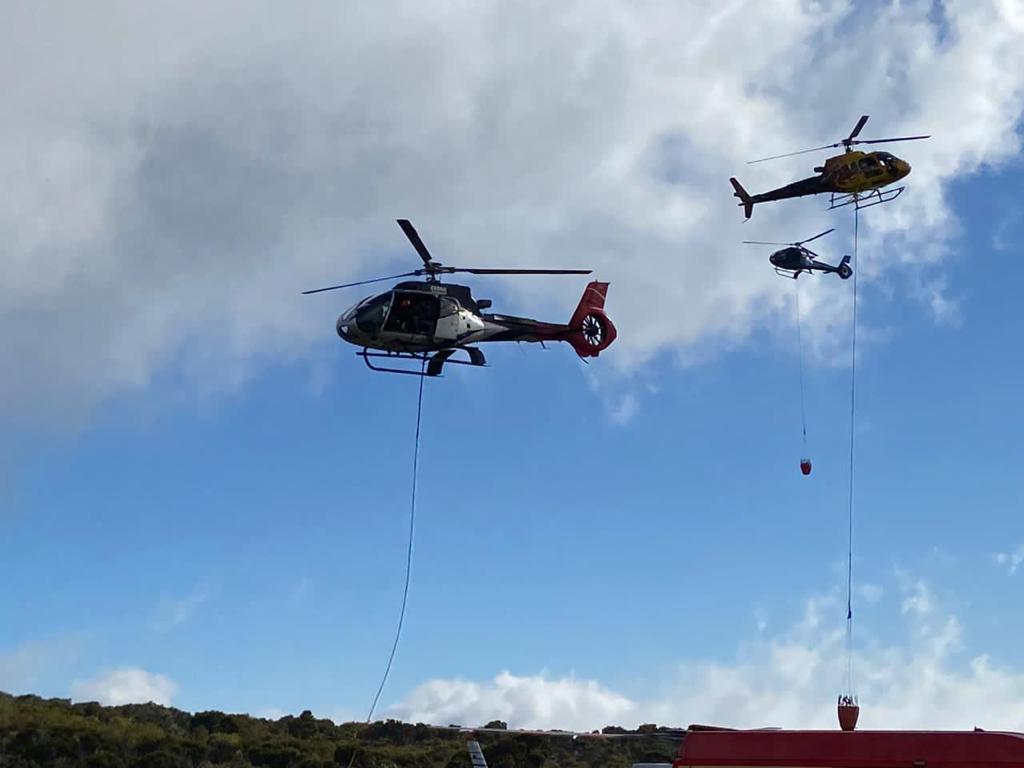 Les images saisissantes prises à bord des hélicoptères engagés sur l'incendie du Maïdo