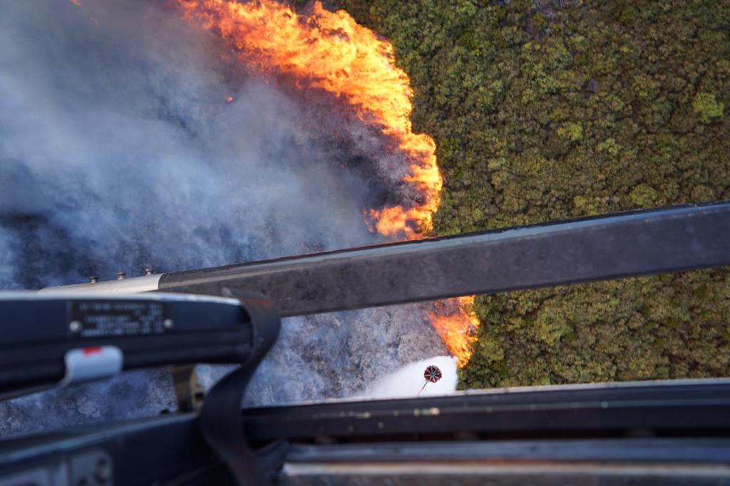 Les images saisissantes prises à bord des hélicoptères engagés sur l'incendie du Maïdo