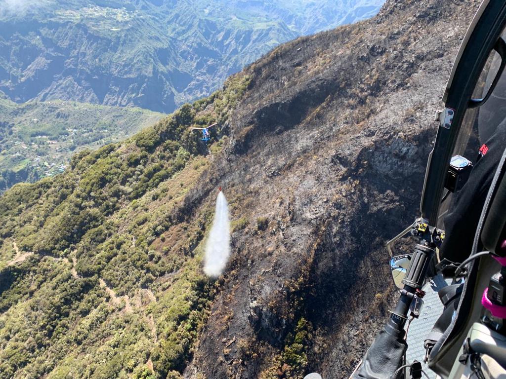 Les images saisissantes prises à bord des hélicoptères engagés sur l'incendie du Maïdo