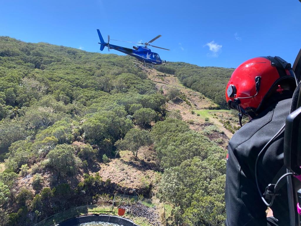 Les images saisissantes prises à bord des hélicoptères engagés sur l'incendie du Maïdo
