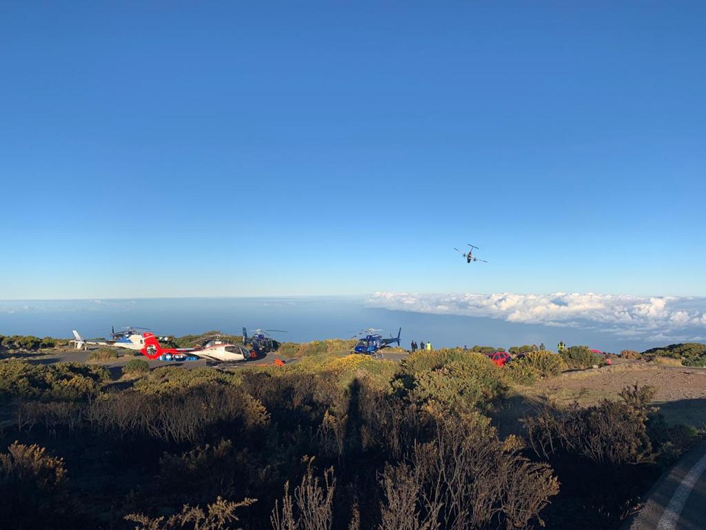 Les images saisissantes prises à bord des hélicoptères engagés sur l'incendie du Maïdo