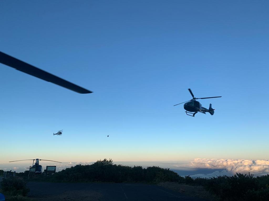 Les images saisissantes prises à bord des hélicoptères engagés sur l'incendie du Maïdo