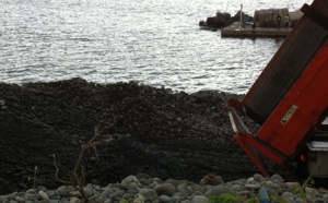 Le petit port de la Possession obstrué par des galets