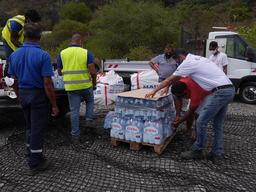 300 packs d’eau distribués aux Mafatais