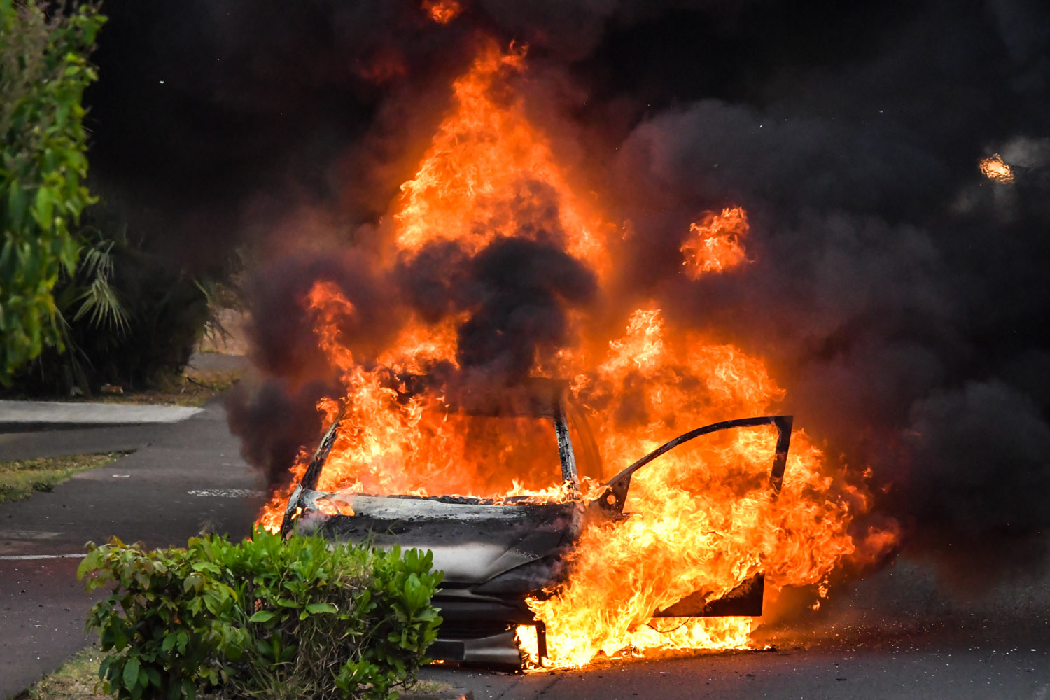 St-Pierre : Une voiture entièrement détruite par les flammes