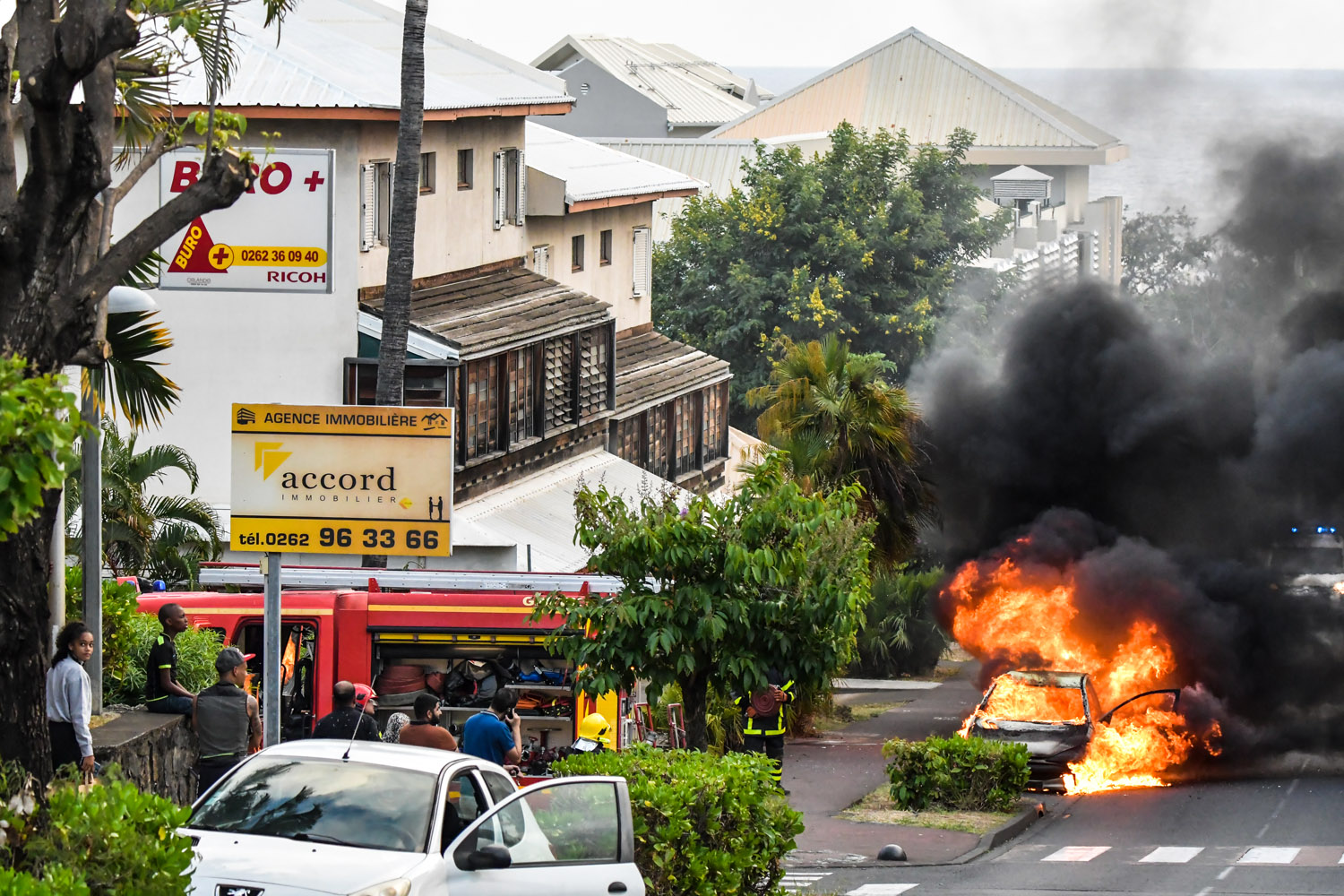 St-Pierre : Une voiture entièrement détruite par les flammes