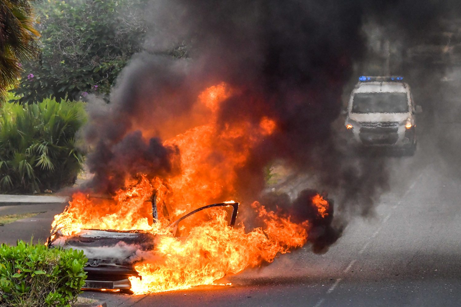 St-Pierre : Une voiture entièrement détruite par les flammes