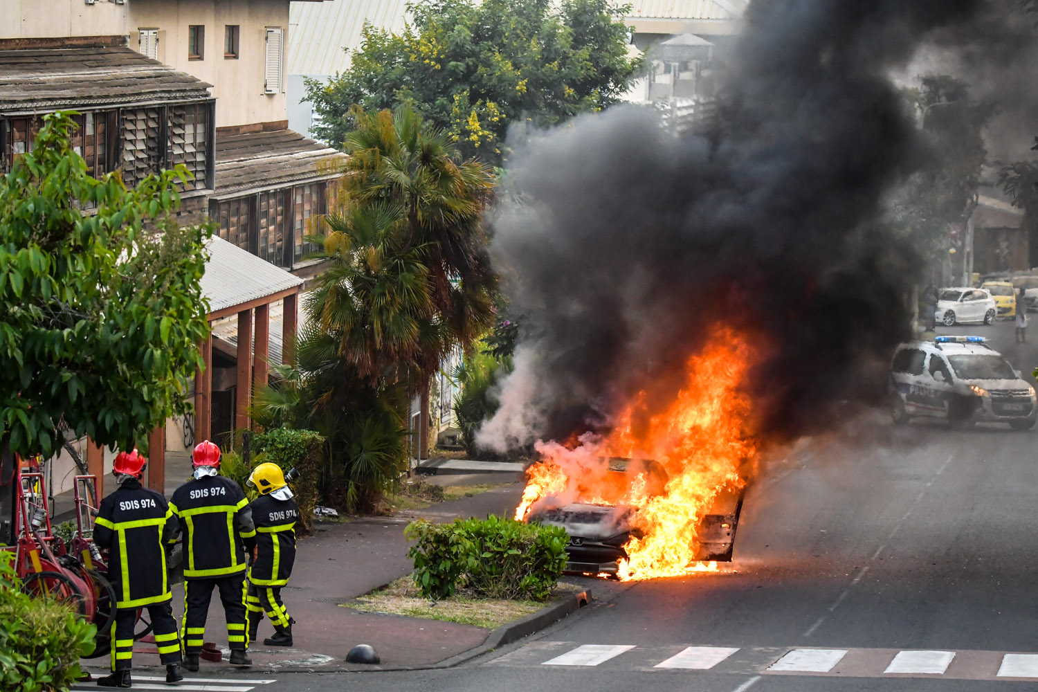 St-Pierre : Une voiture entièrement détruite par les flammes
