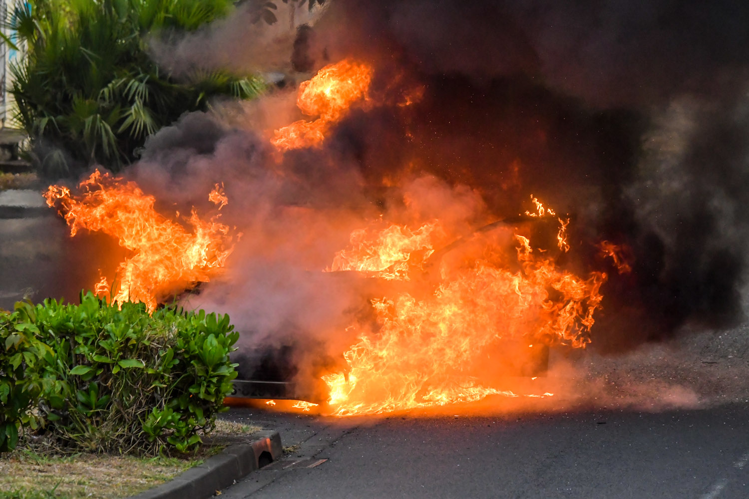 St-Pierre : Une voiture entièrement détruite par les flammes