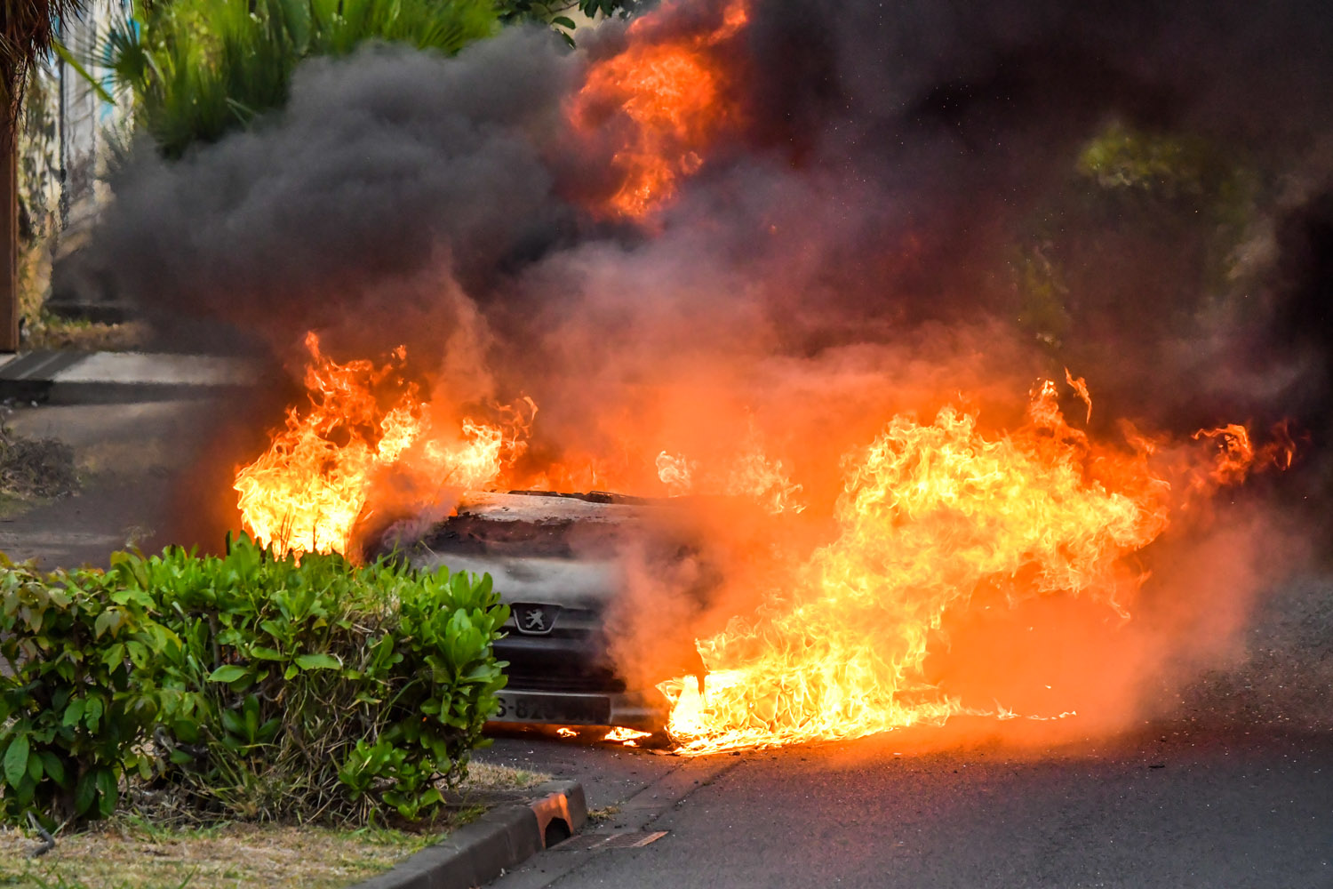 St-Pierre : Une voiture entièrement détruite par les flammes
