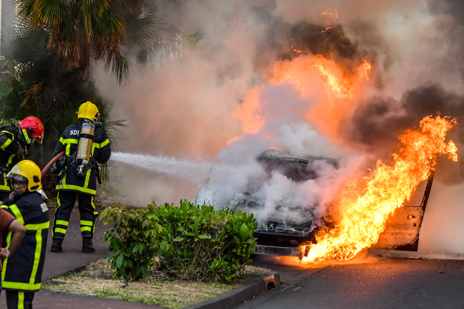 St-Pierre : Une voiture entièrement détruite par les flammes