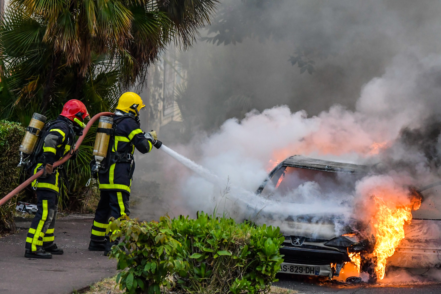 St-Pierre : Une voiture entièrement détruite par les flammes