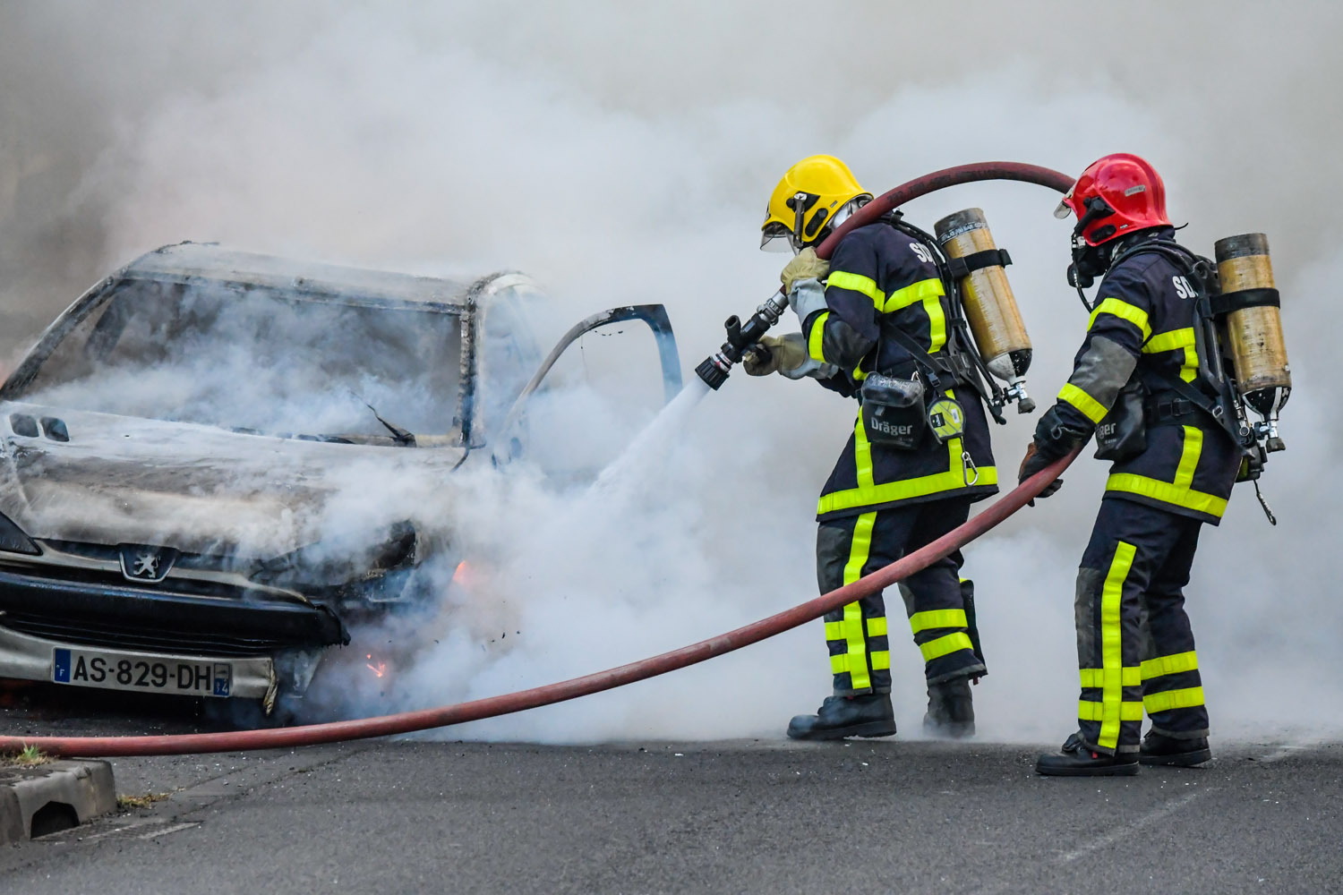St-Pierre : Une voiture entièrement détruite par les flammes