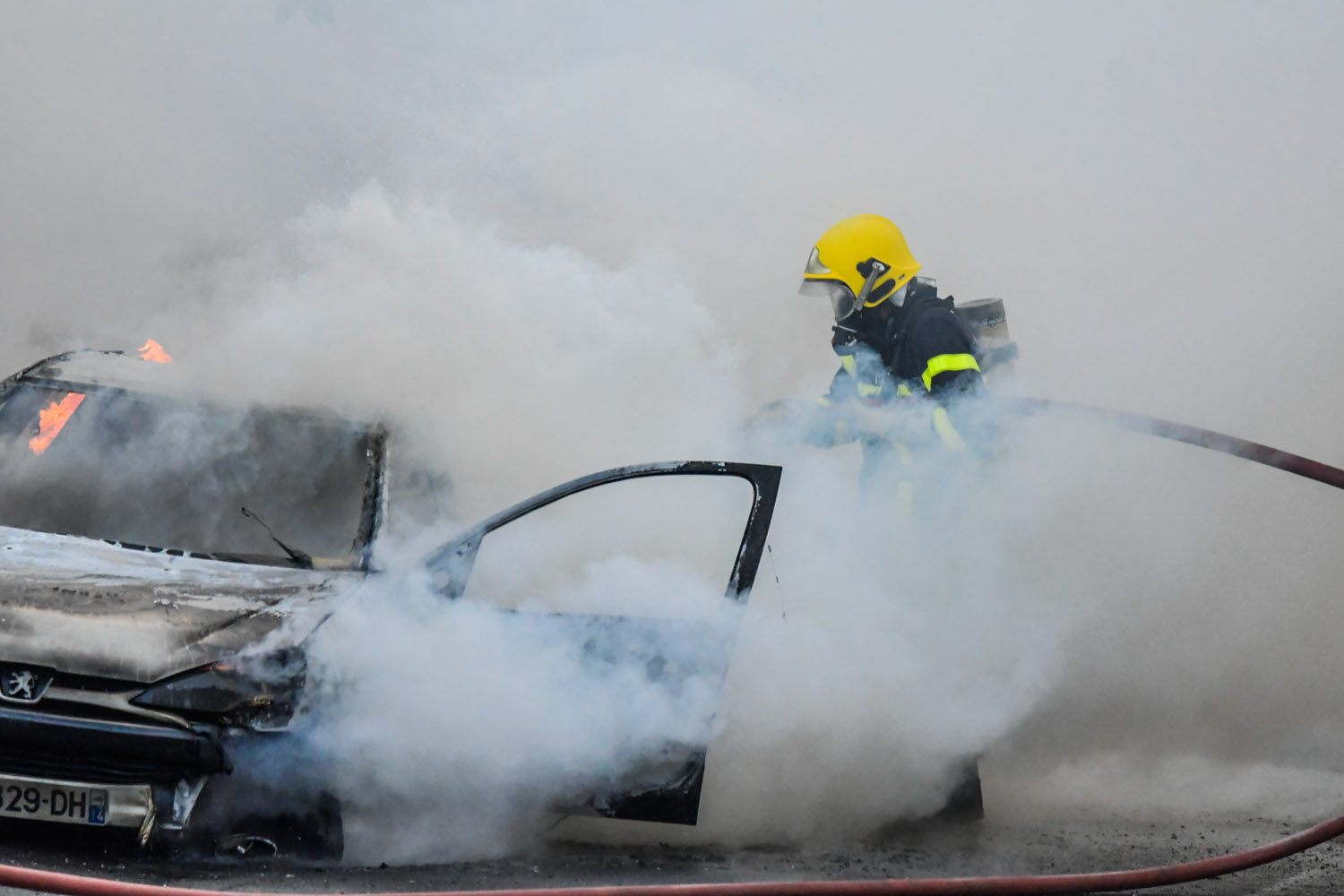 St-Pierre : Une voiture entièrement détruite par les flammes