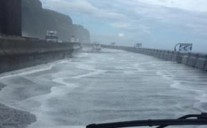 Spectaculaires images de la route du Littoral ce matin