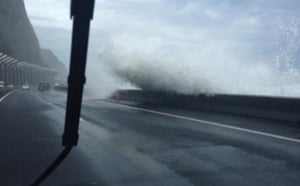Spectaculaires images de la route du Littoral ce matin