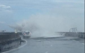 Spectaculaires images de la route du Littoral ce matin
