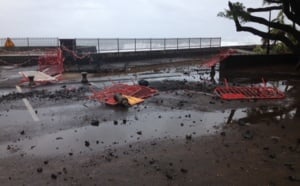 Une grosse vague fait des dégâts sur le Barachois