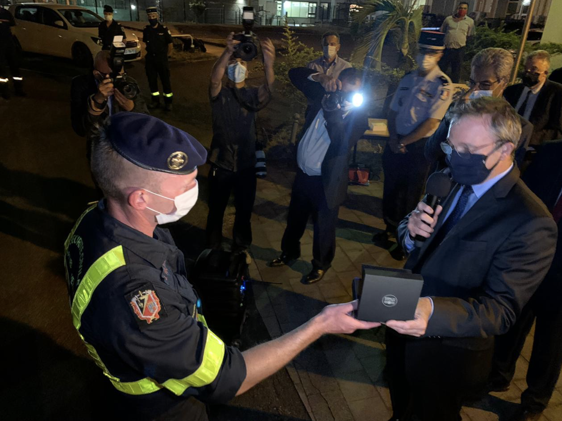 Les renforts de sapeurs-pompiers pour le Maïdo salués avant leur retour en métropole