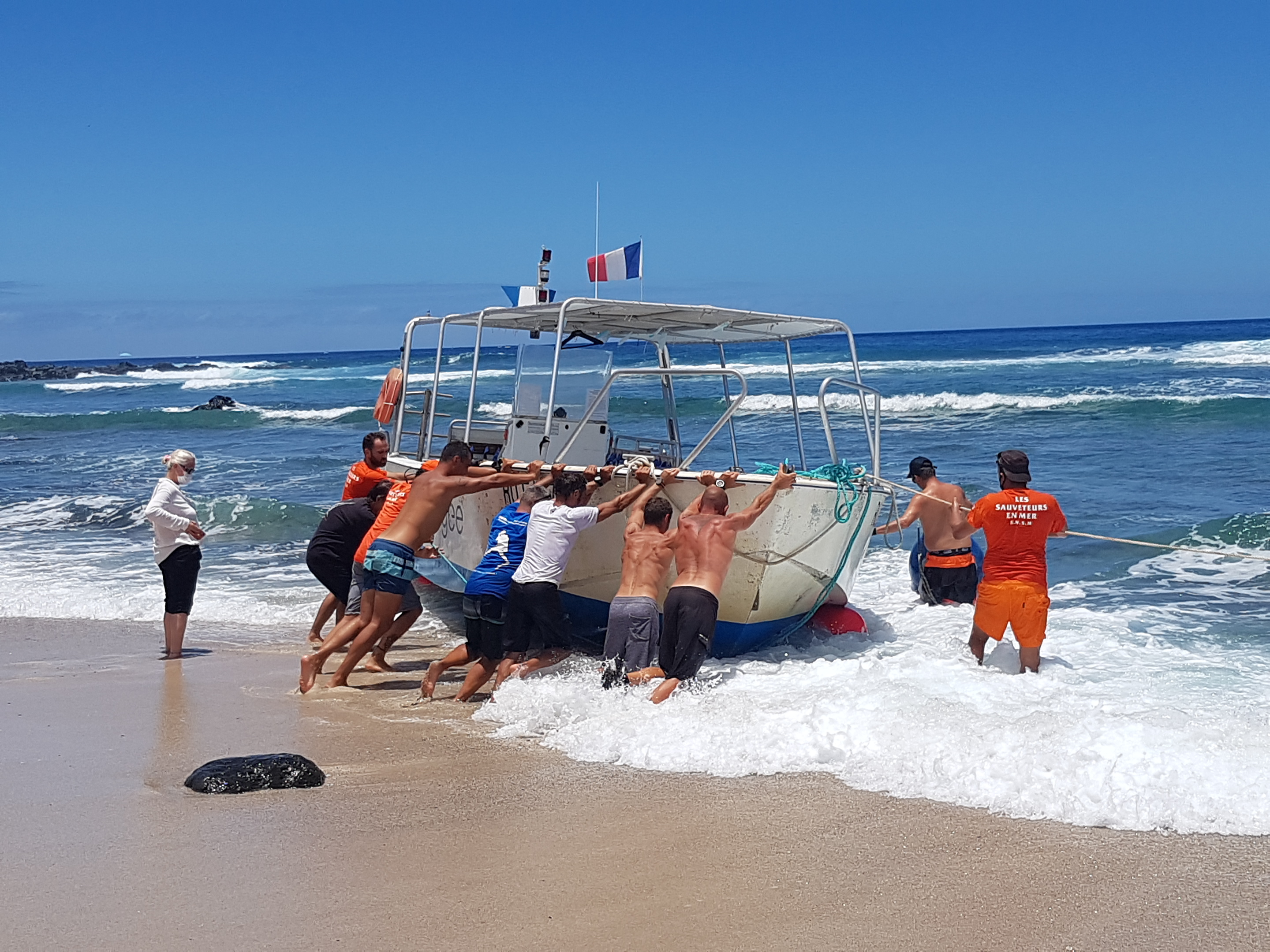 Un bateau de plongée en difficulté sur la côte Ouest