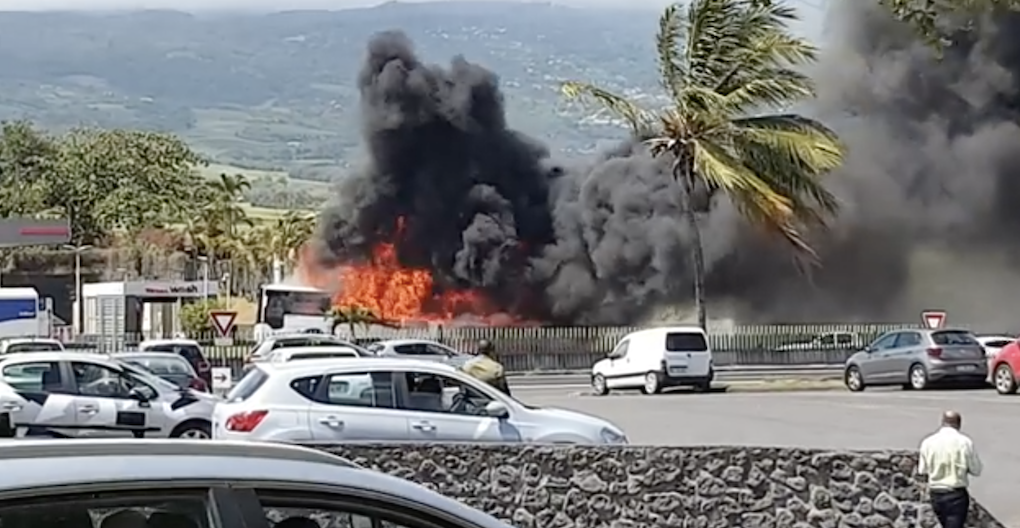 Ste-Marie: Un bus en feu à la Ravine des Chèvres