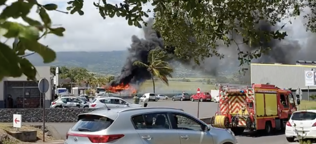 Ste-Marie: Un bus en feu à la Ravine des Chèvres