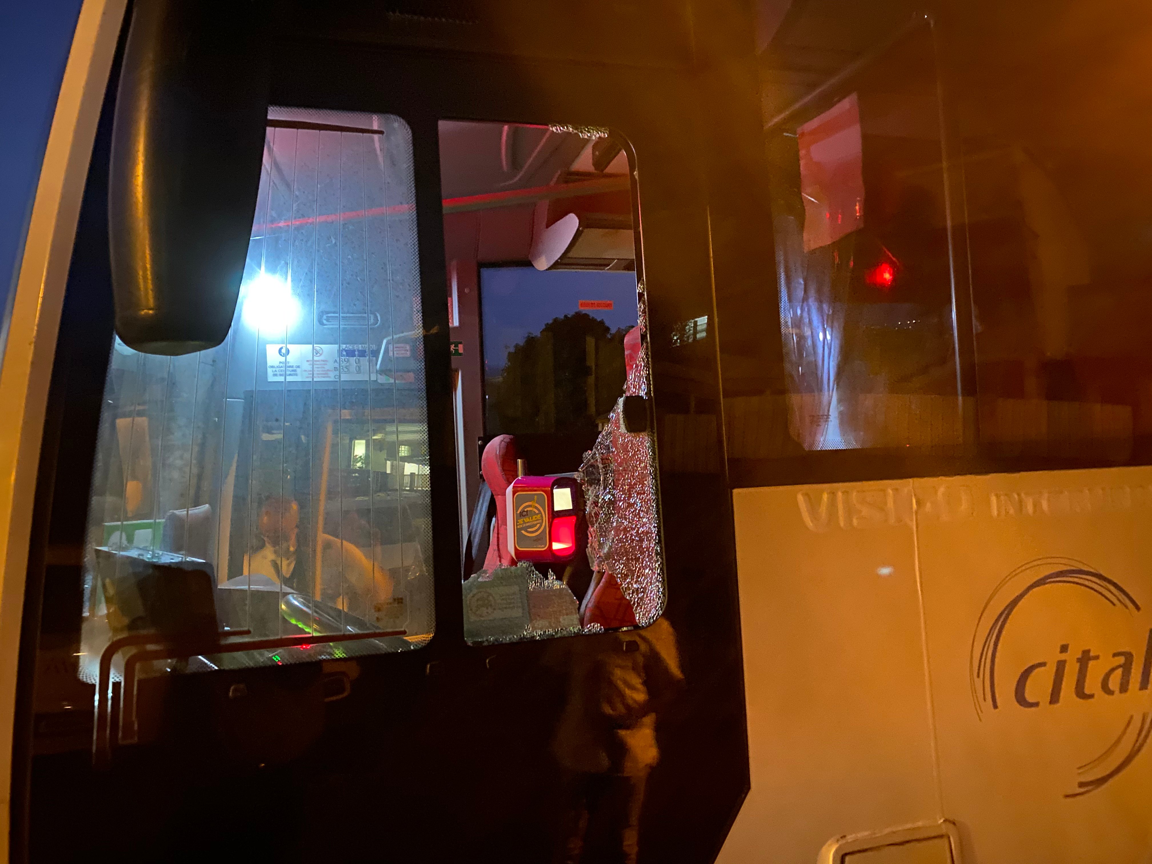Un bus visé à coup de barre de fer dans les hauts de Moufia