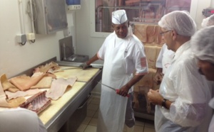 Dans une boucherie-charcuterie pour montrer