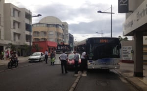 Il coupe la ligne de bus et percute un autocar