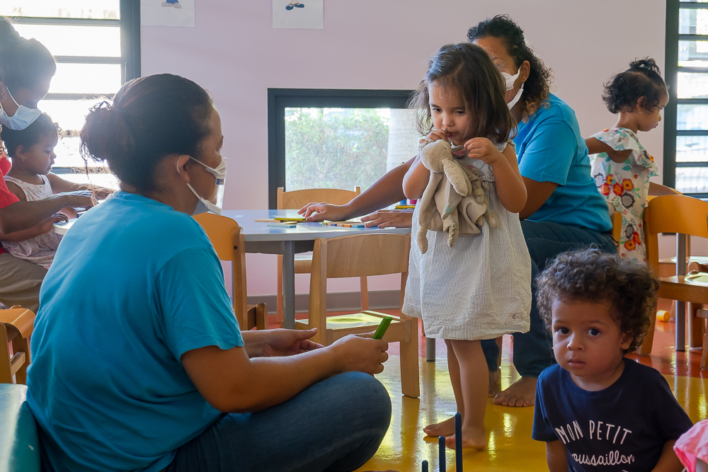 Des masques transparents distribués à la crèche Simangavole