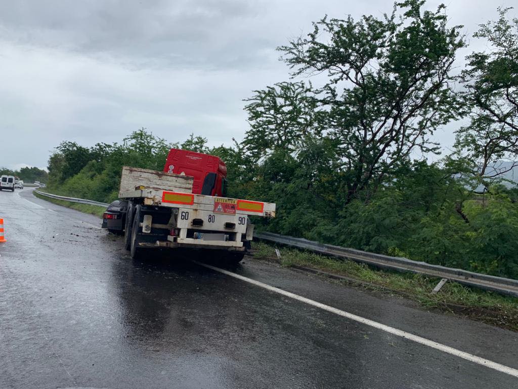 Un poids-lourd accidenté : Embouteillages à Savanna
