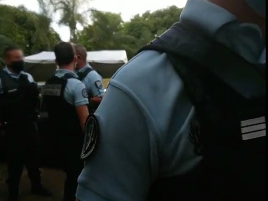 Vidéo - Les forces de l'ordre débarquent en nombre au rond point des Azalées