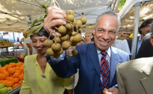 Victorin Lurel visite le Petit Marché au pas de course
