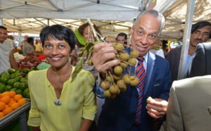 Victorin Lurel visite le Petit Marché au pas de course