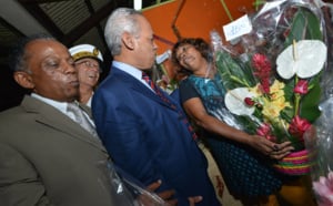 Victorin Lurel visite le Petit Marché au pas de course