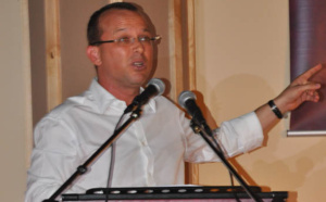 Eric Fruteau met J-P Virapoullé et le PCR dans le même sac